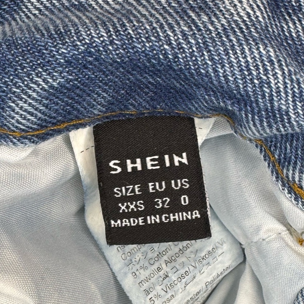 Women’s SHEIN Light Wash Bow Butt Jeans - Picture 3 of 4